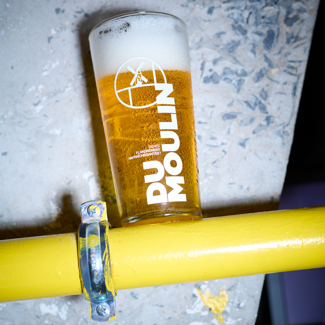 Bières Dumoulin, les bières flandrement rafraichissantes. Shooting verre dans une ambiance industrielle bar lille bar design graphique. Identité visuelle. Plateforme de marque Direction Artistique Création Little Big Idea