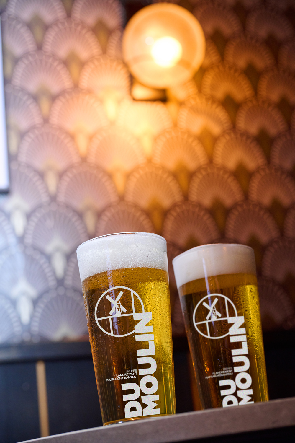 Bières Dumoulin, les bières flandrement rafraichissantes. 2 verres Luxe en café hotel restaurant design graphique. Identité visuelle. Plateforme de marque Direction Artistique Création Little Big Idea