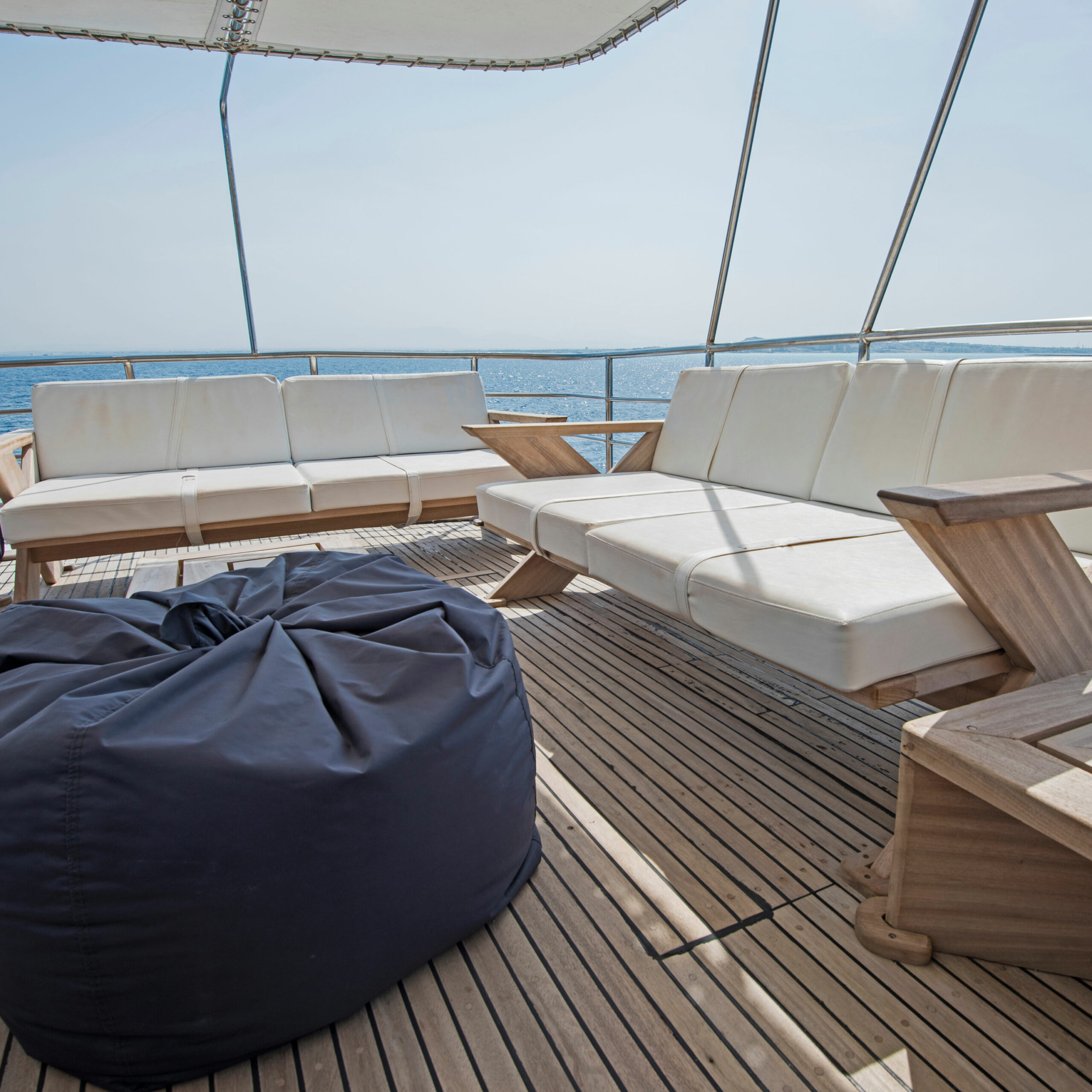 Sunbrella brochure intérieure Marine Fabrik table et pouf pont de bateau. Création Little Big Idea